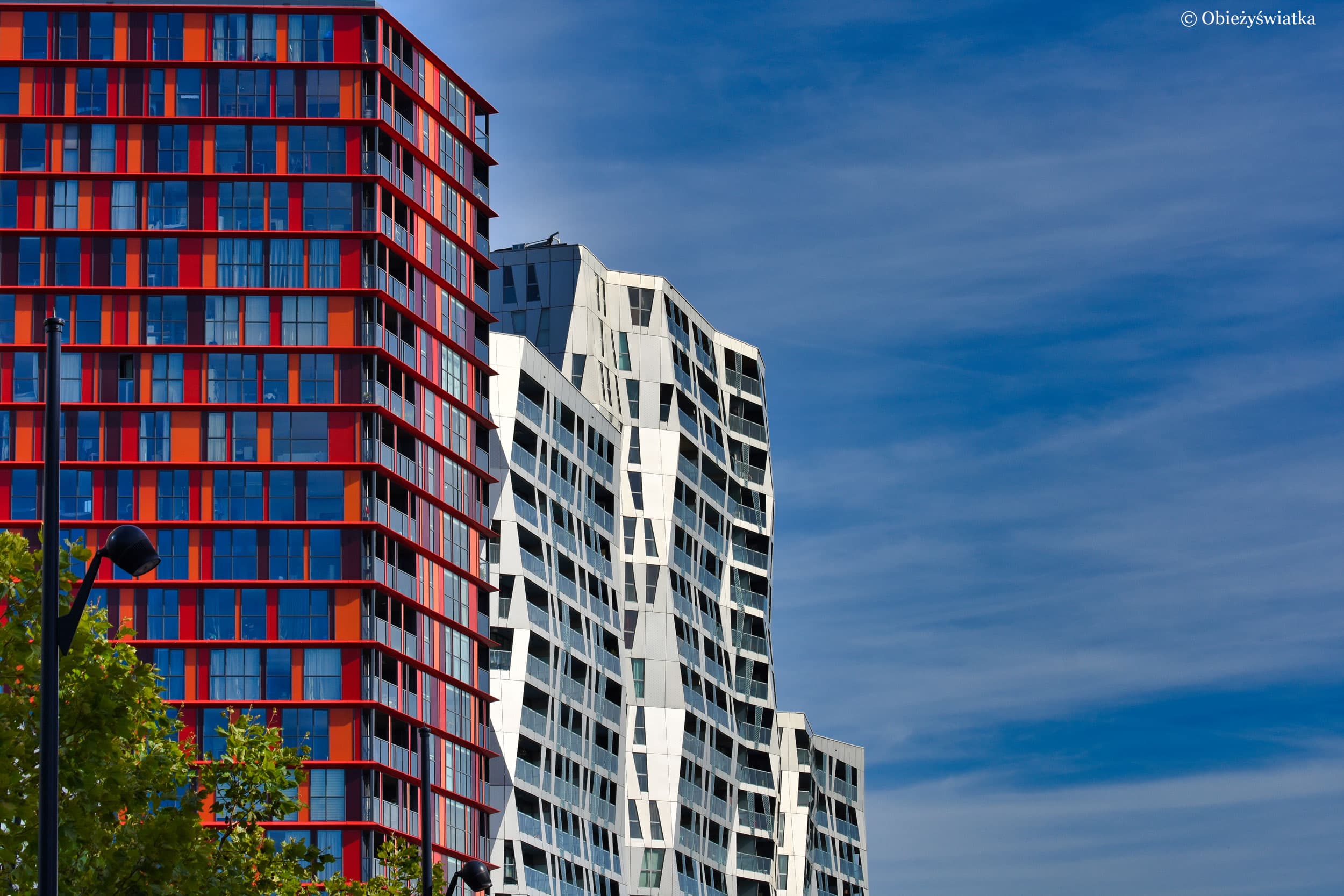 Calypso Rotterdam — gevel met rode en blauwe panelen